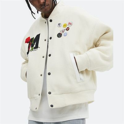 Lanas de encargo Rose Fleece Letter Bomber Jacket del invierno el 100% de las chaquetas del equipo universitario del bordado del OEM