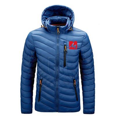 El invierno rellenado fumador de la chaqueta de los hombres guarda la chaqueta caliente de la burbuja que acampa