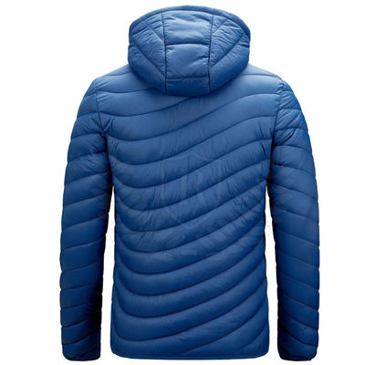 El invierno rellenado fumador de la chaqueta de los hombres guarda la chaqueta caliente de la burbuja que acampa