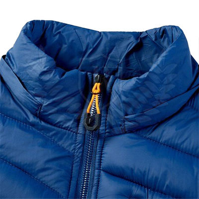 El invierno rellenado fumador de la chaqueta de los hombres guarda la chaqueta caliente de la burbuja que acampa